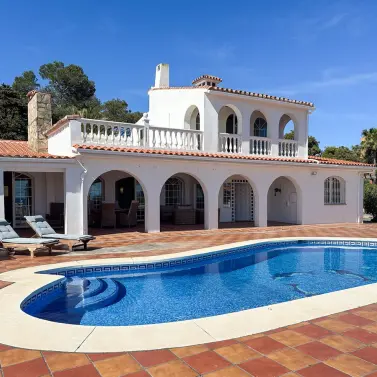 Продажа  отдельно стоящей виллы в Estepona