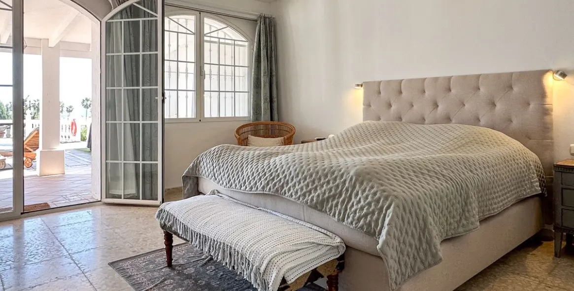 Sale of detached villa in Estepona 17