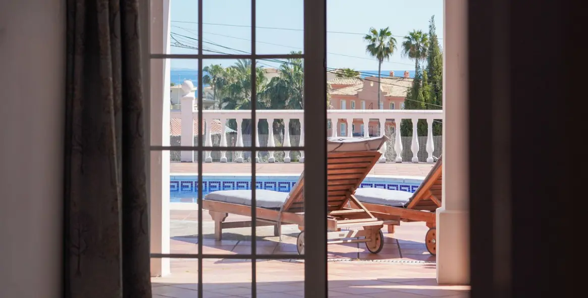 Sale of detached villa in Estepona 18