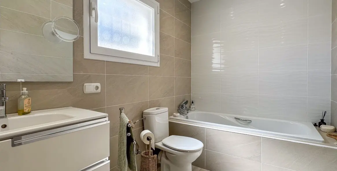 Sale of detached villa in Estepona 20