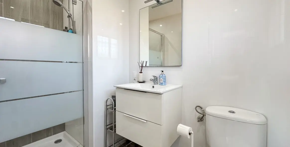 Sale of detached villa in Estepona 32