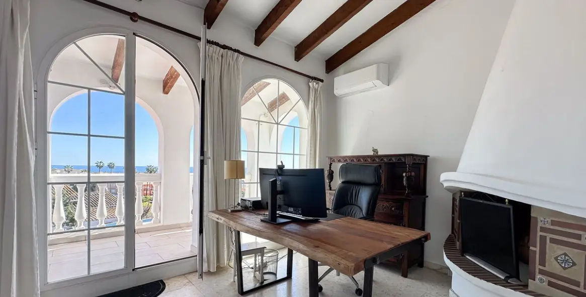 Sale of detached villa in Estepona 35