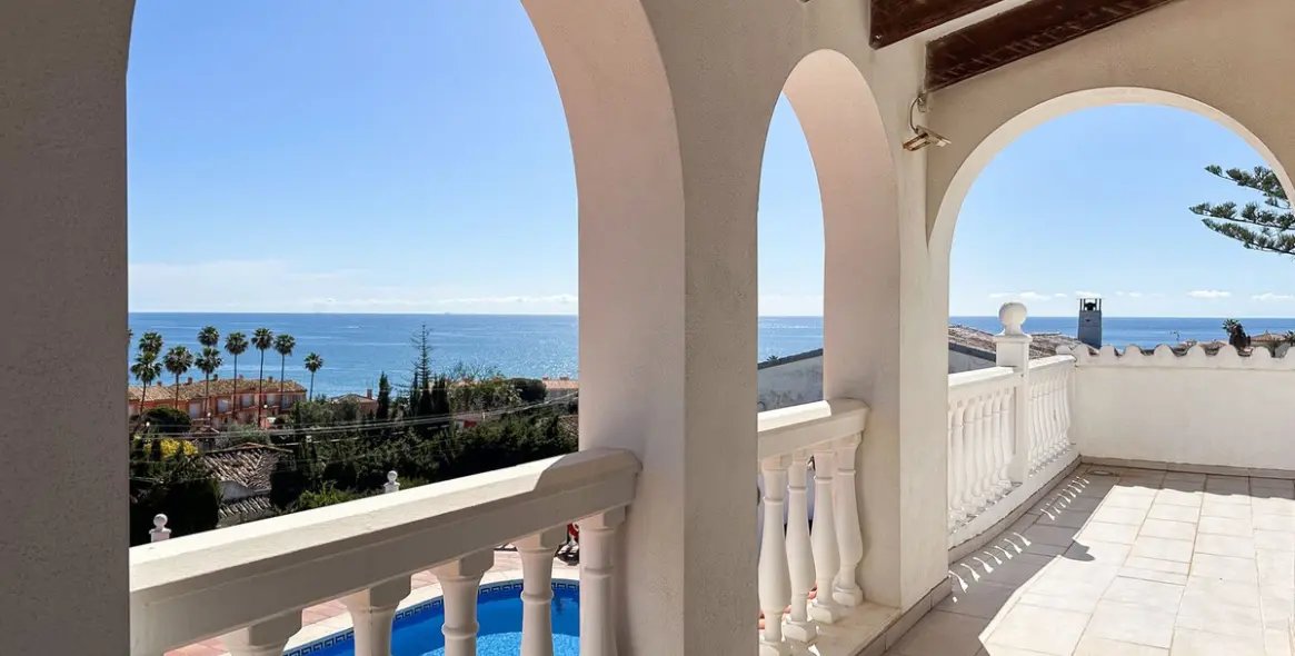 Sale of detached villa in Estepona 37