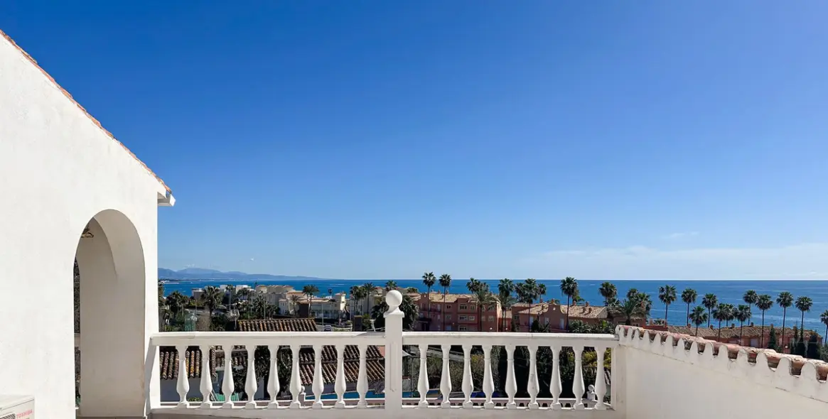 Sale of detached villa in Estepona 38