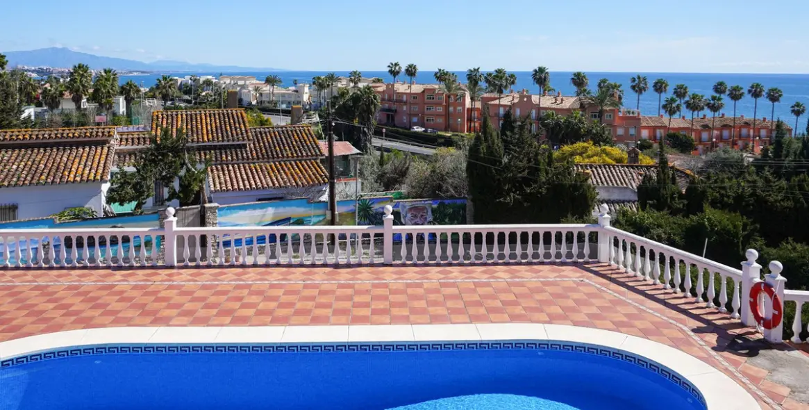 Sale of detached villa in Estepona 39
