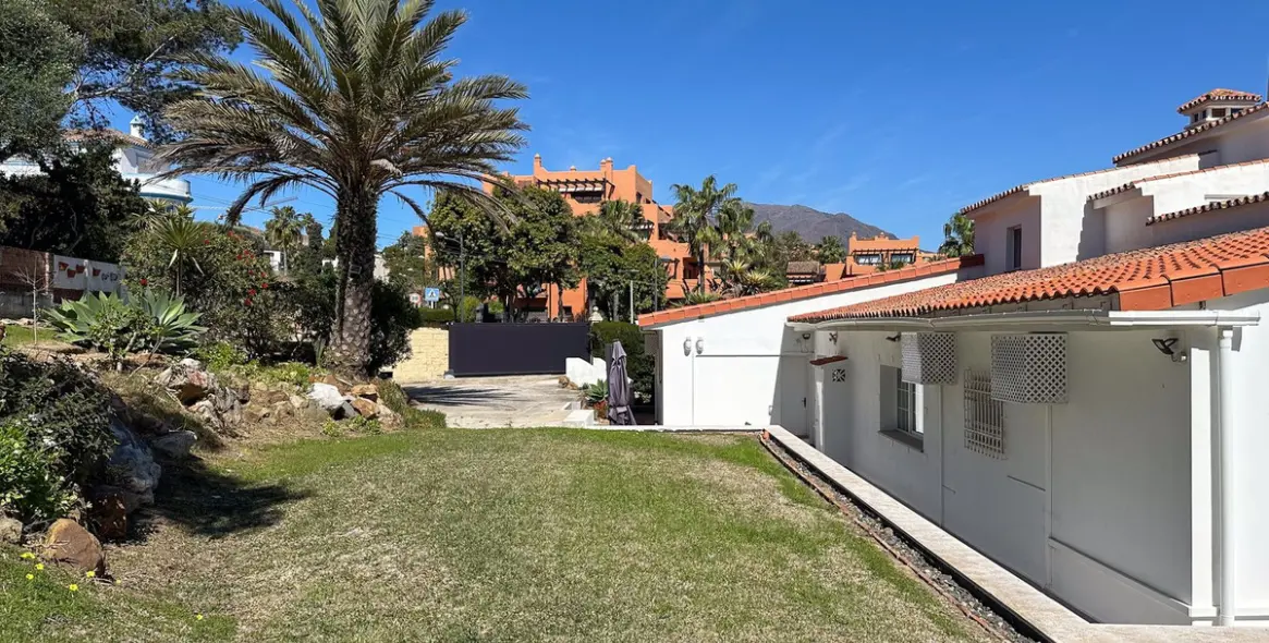 Sale of detached villa in Estepona 43