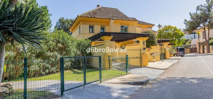 Venta de adosado en Río Real 2