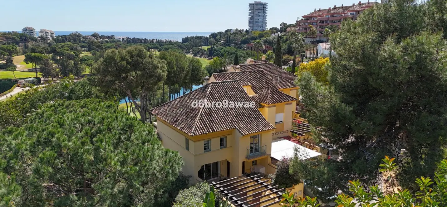 Sale of townhouse in Río Real 2