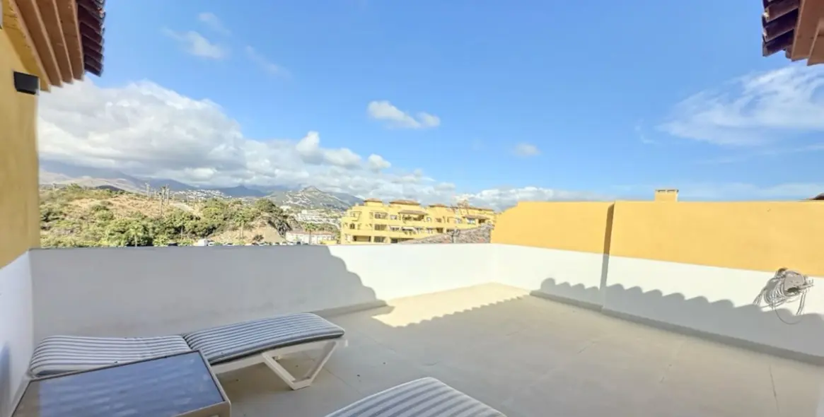 Venta de ático dúplex en Estepona 30
