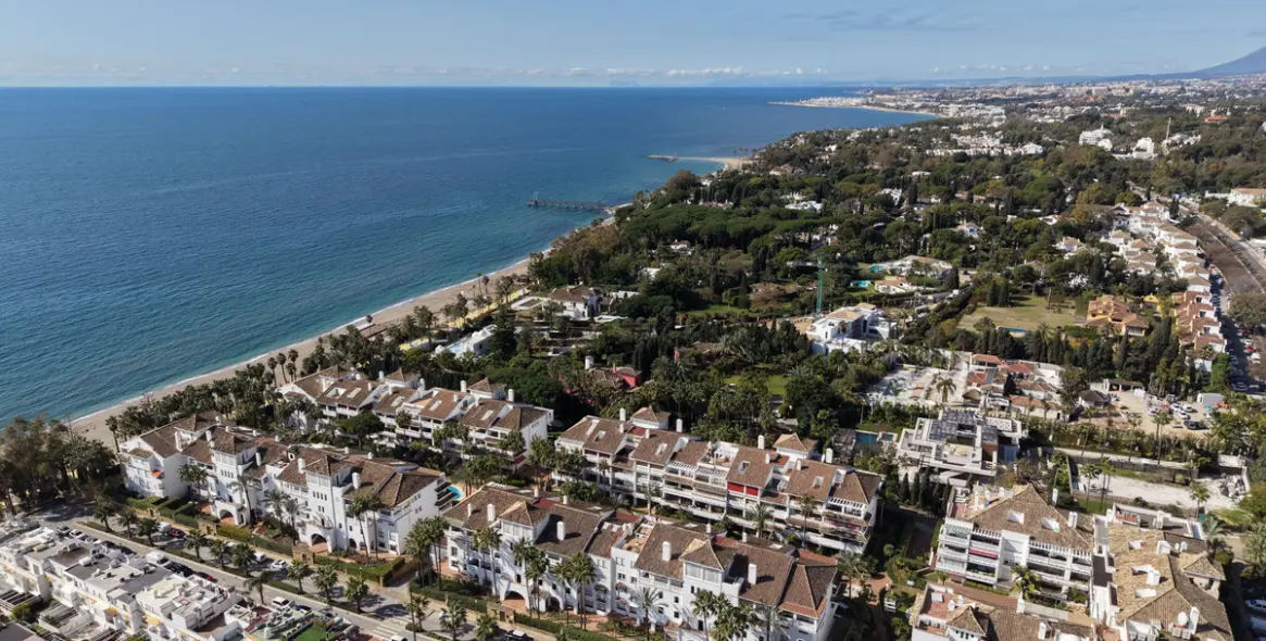 Sale of middle floor apartment in The Golden Mile 1