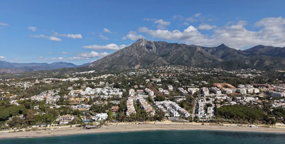 Sale of middle floor apartment in The Golden Mile 2