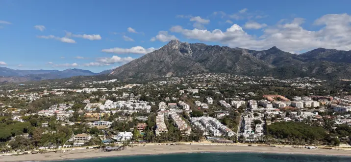 Venta de apartamento en planta media en The Golden Mile 1