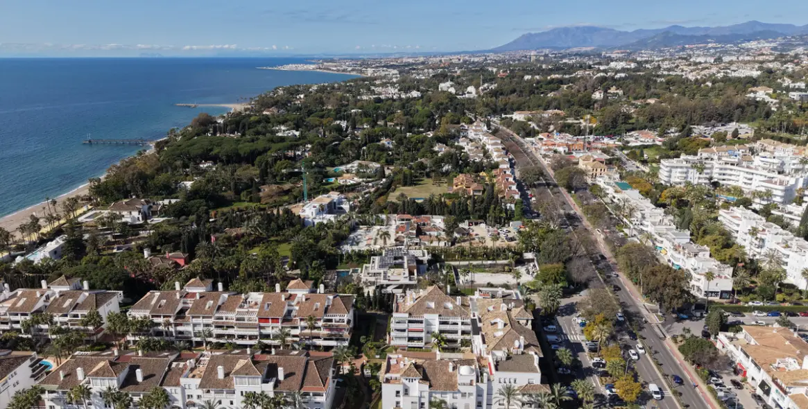 Sale of middle floor apartment in The Golden Mile 3