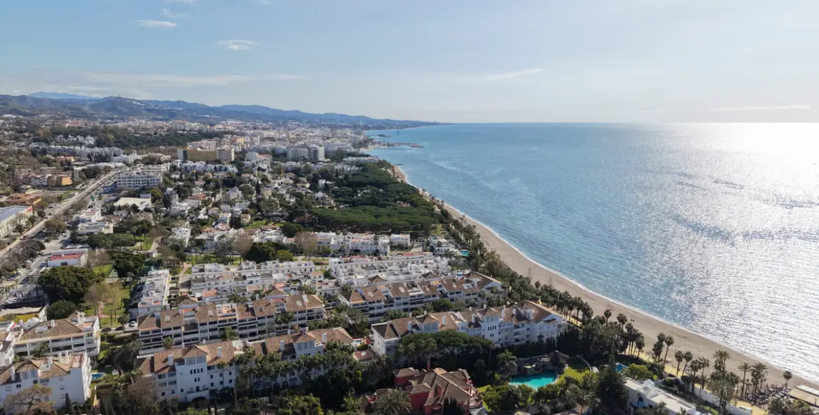 Sale of middle floor apartment in The Golden Mile 4