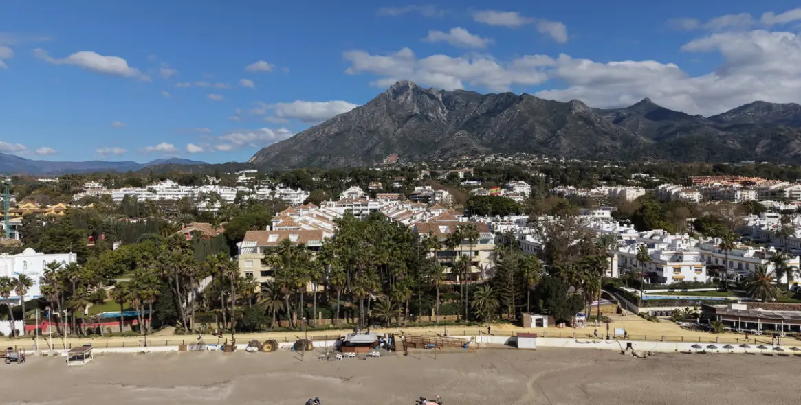 Sale of middle floor apartment in The Golden Mile 5