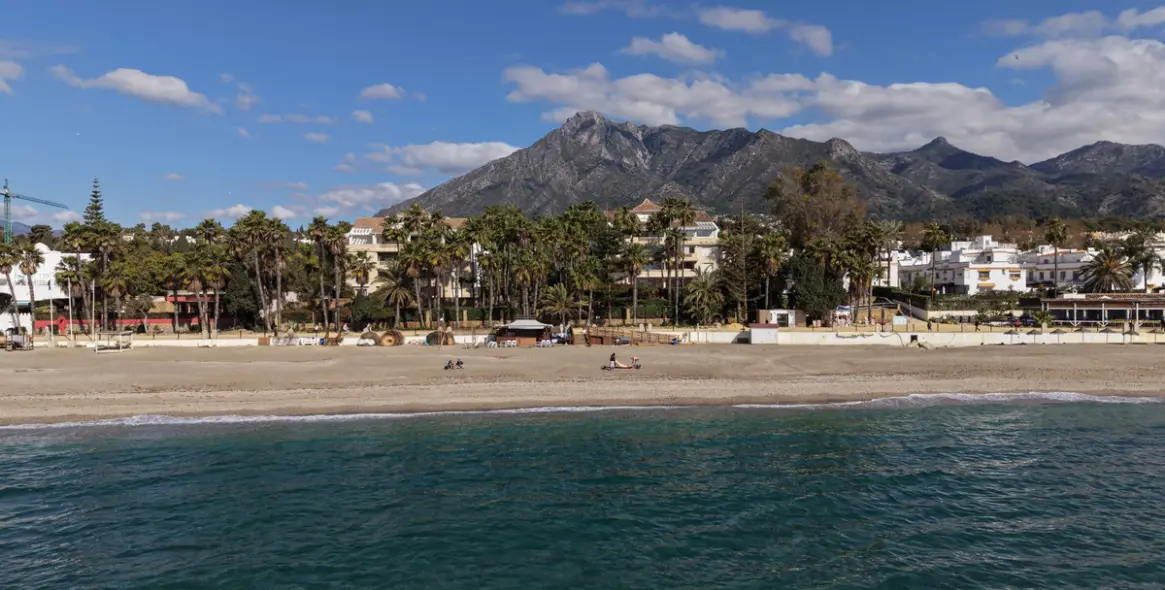 Sale of middle floor apartment in The Golden Mile 6