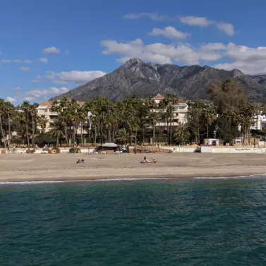 Venta de apartamento en planta media en The Golden Mile