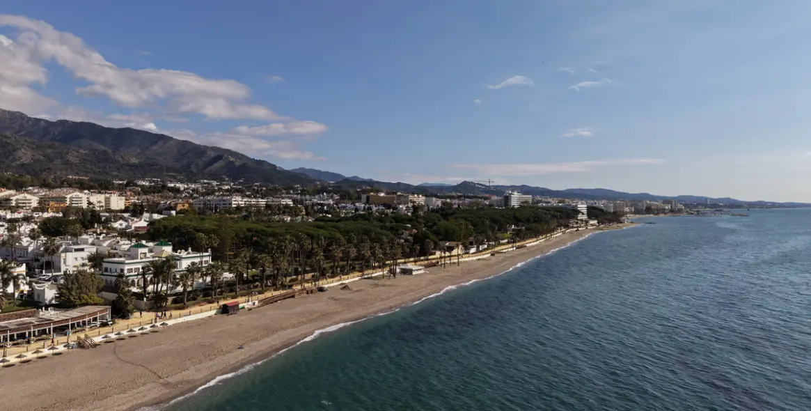 Sale of middle floor apartment in The Golden Mile 8