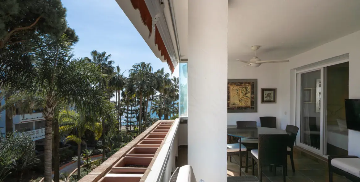 Sale of middle floor apartment in The Golden Mile 11