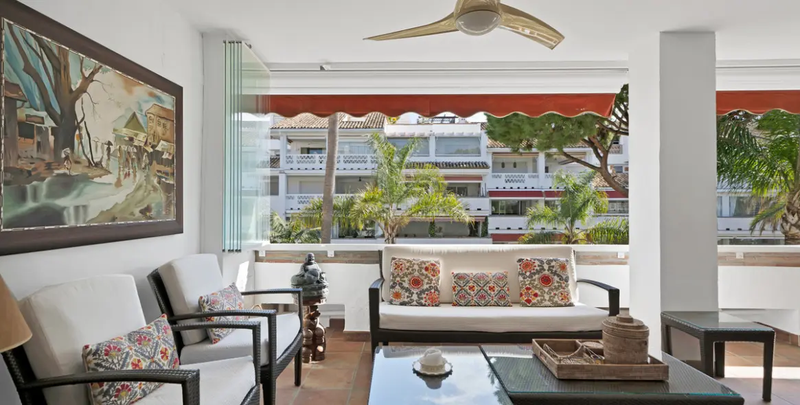 Sale of middle floor apartment in The Golden Mile 12