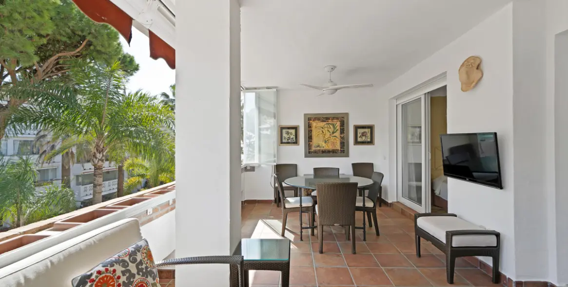 Sale of middle floor apartment in The Golden Mile 13