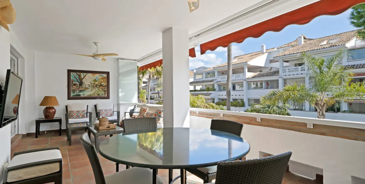 Sale of middle floor apartment in The Golden Mile 14