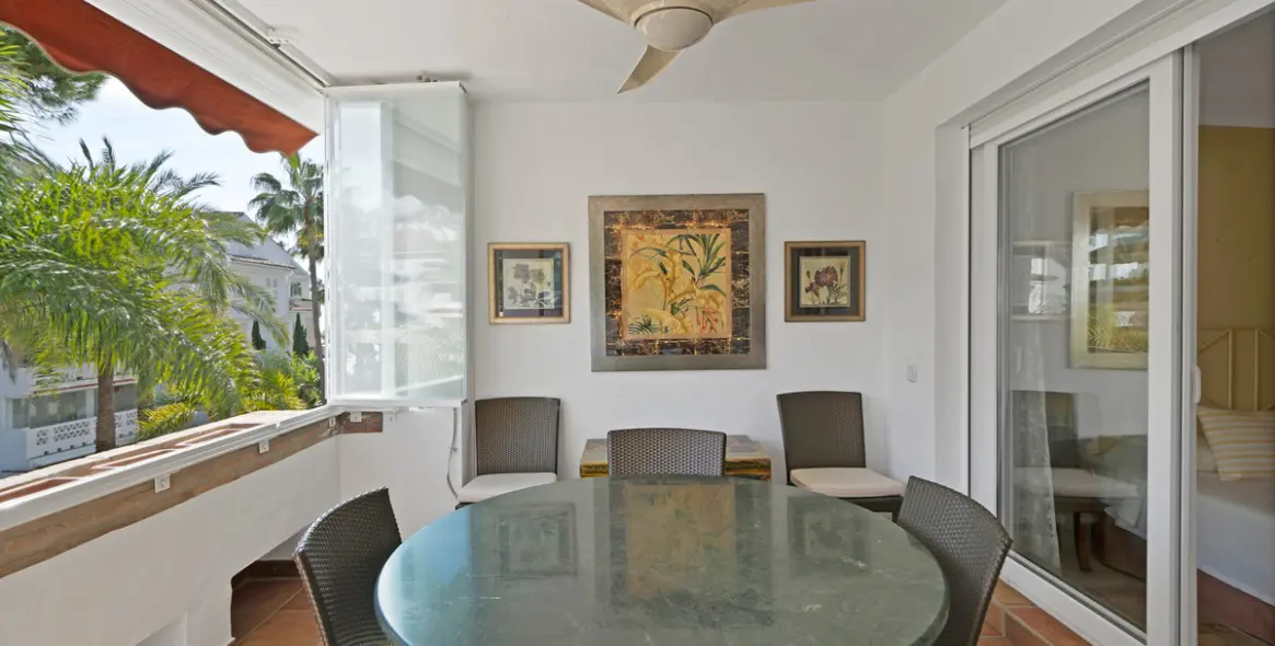 Sale of middle floor apartment in The Golden Mile 15