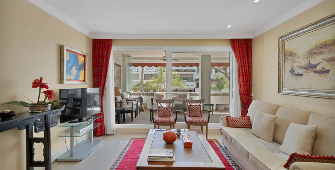 Sale of middle floor apartment in The Golden Mile 16