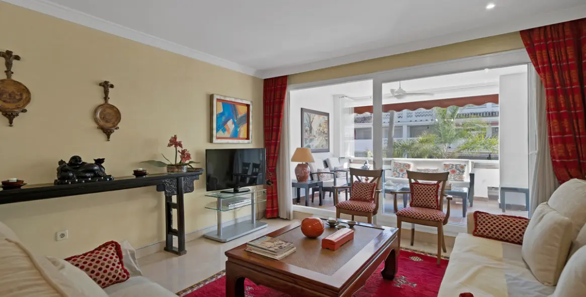 Sale of middle floor apartment in The Golden Mile 17