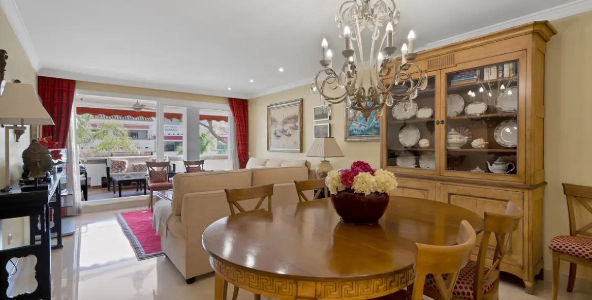 Sale of middle floor apartment in The Golden Mile 19