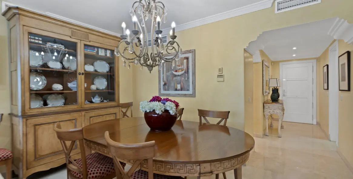 Sale of middle floor apartment in The Golden Mile 20