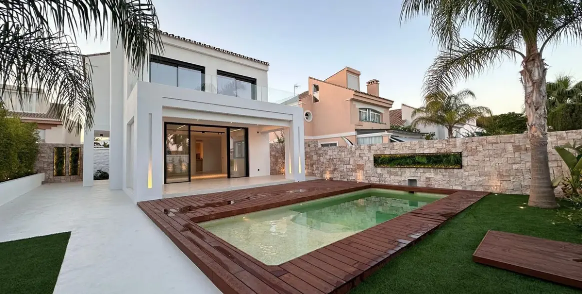 Sale of detached villa in Costalita 1