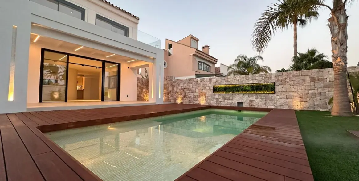 Sale of detached villa in Costalita 5