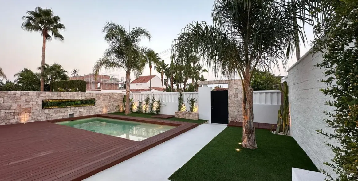 Sale of detached villa in Costalita 7