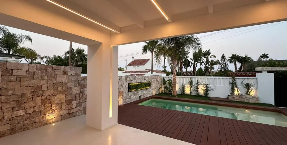 Sale of detached villa in Costalita 15