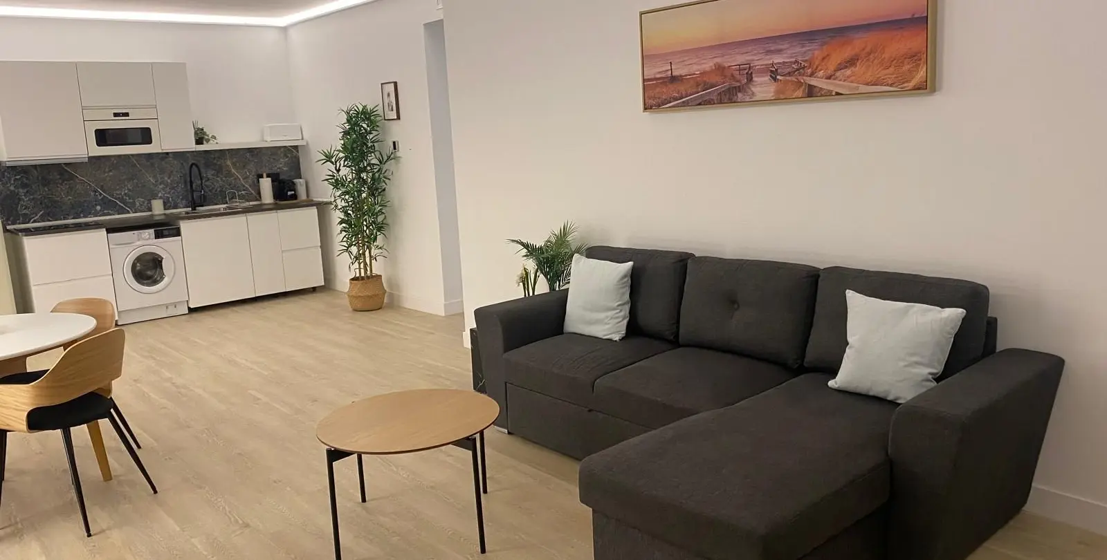 Venta de apartamento en planta media en Puerto Banús 3