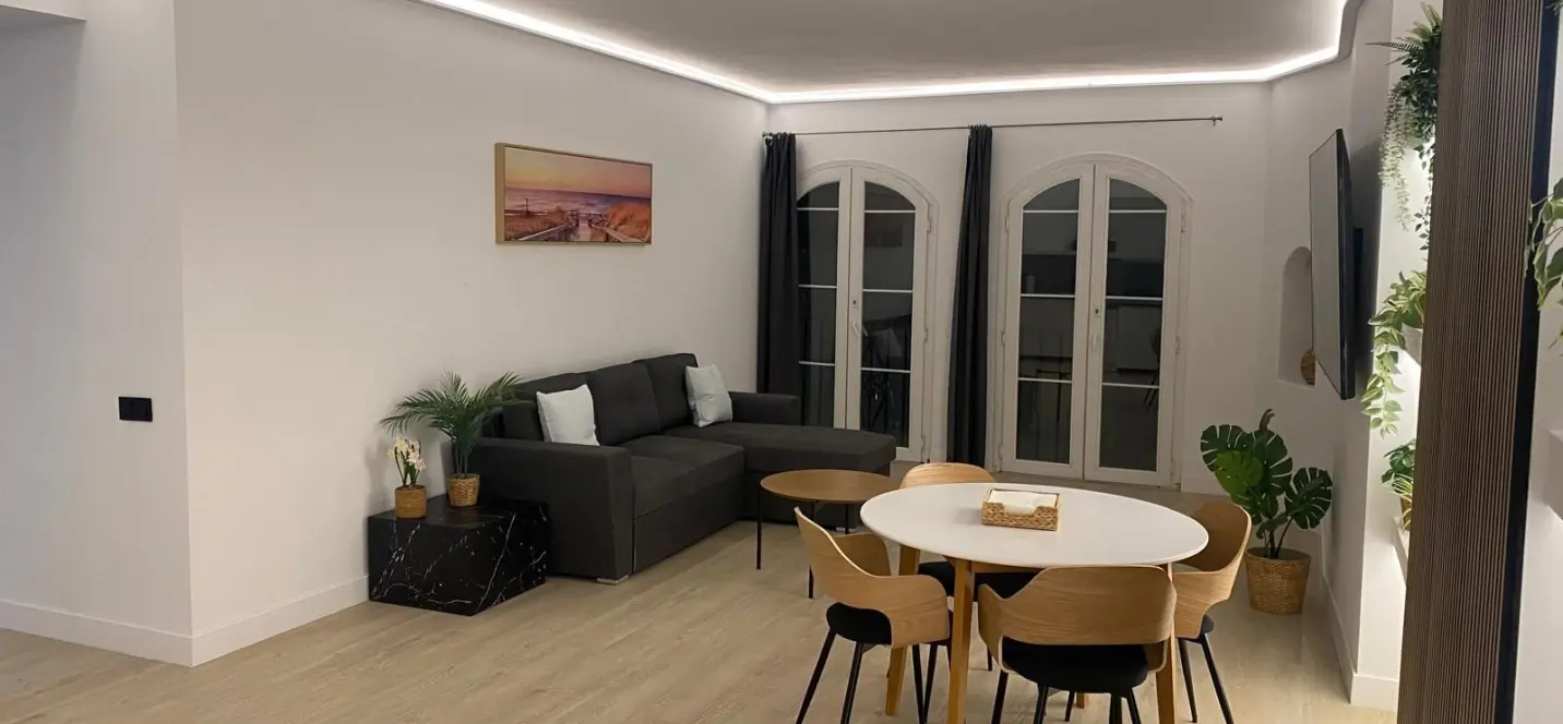 Venta de apartamento en planta media en Puerto Banús 3