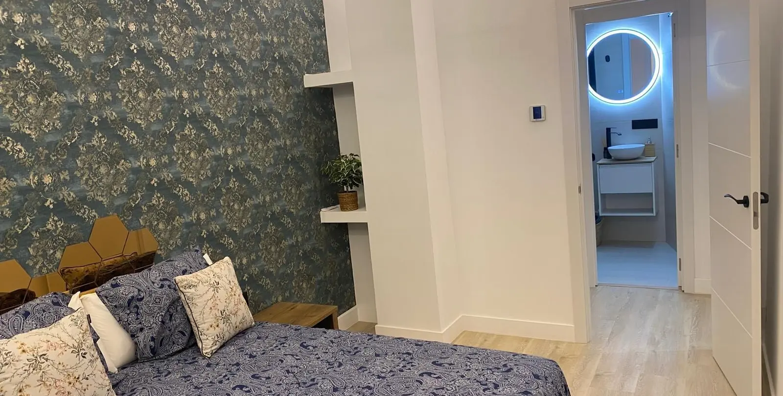 Venta de apartamento en planta media en Puerto Banús 13