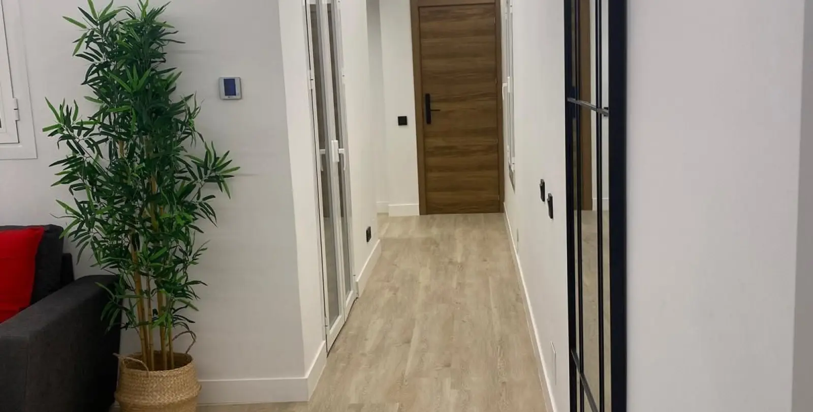 Venta de apartamento en planta media en Puerto Banús 30
