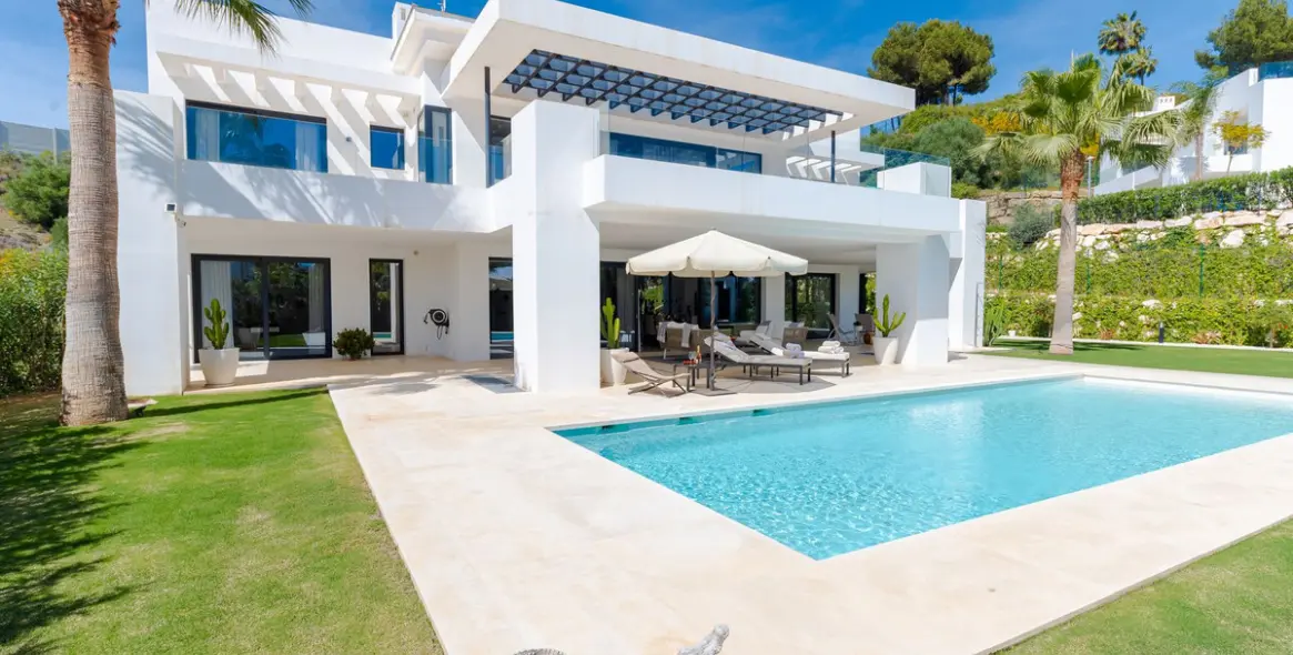 Venta de villa independiente en Nueva Andalucía 1