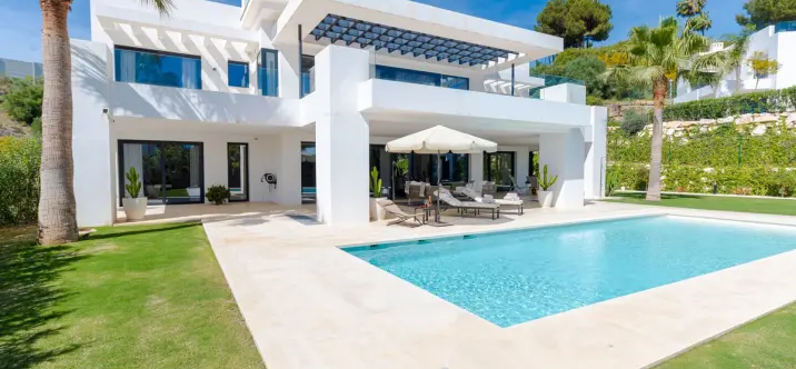 Venta de villa independiente en Nueva Andalucía 0