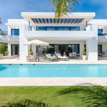 Venta de villa independiente en Nueva Andalucía