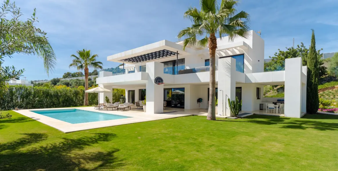 Venta de villa independiente en Nueva Andalucía 3