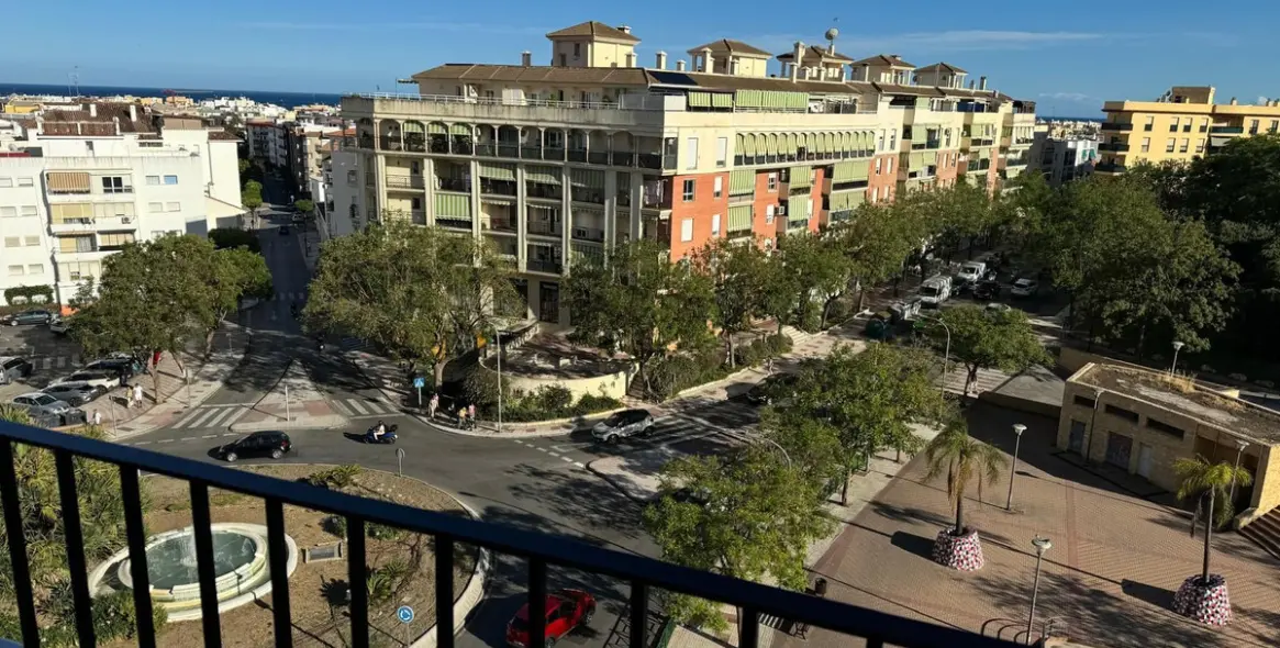 Venta de apartamento en planta media en Estepona 1