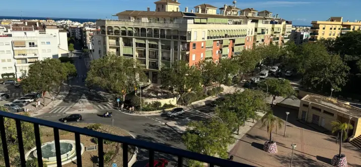 Venta de apartamento en planta media en Estepona 0