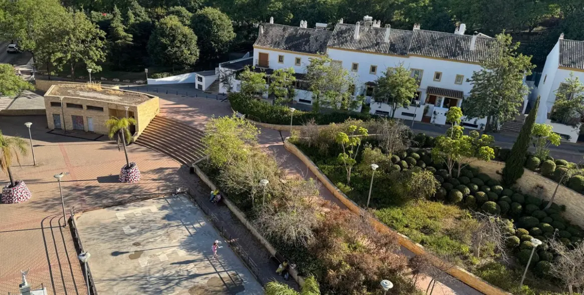 Venta de apartamento en planta media en Estepona 2