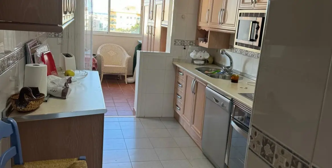 Venta de apartamento en planta media en Estepona 3