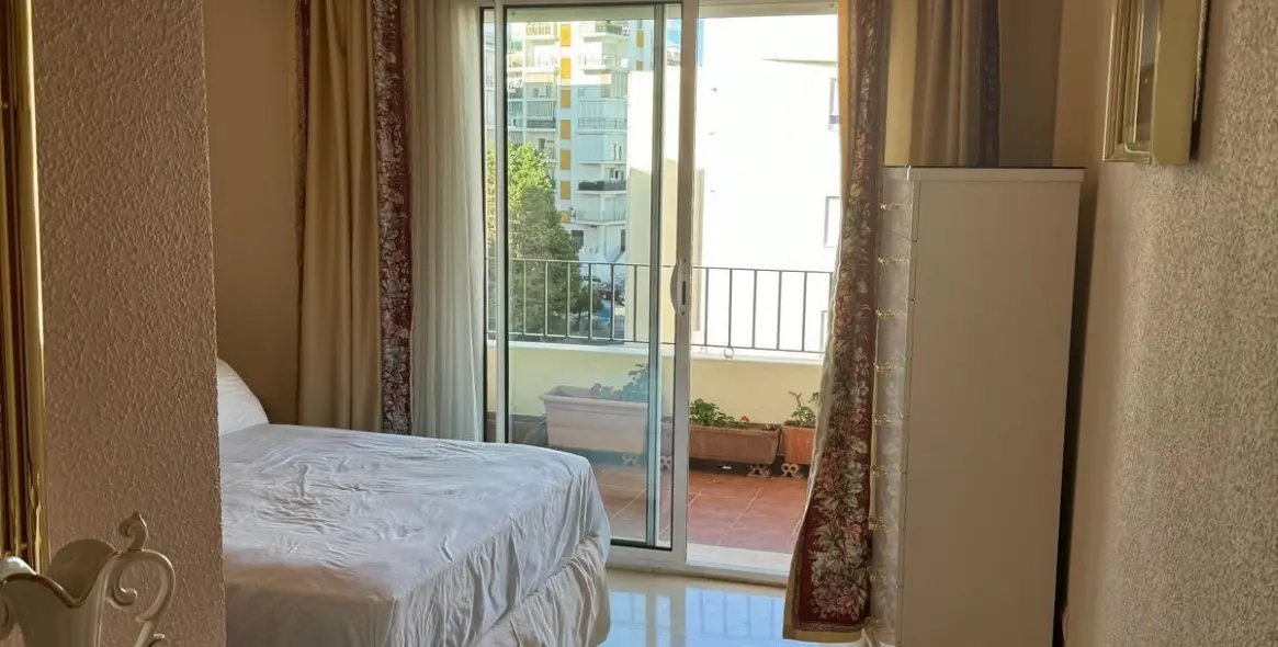 Venta de apartamento en planta media en Estepona 4