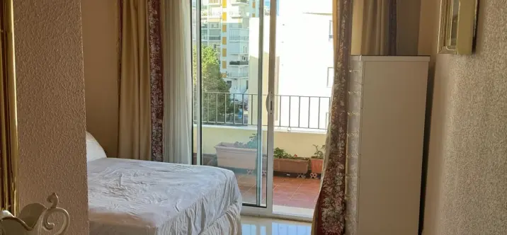 Venta de apartamento en planta media en Estepona 3