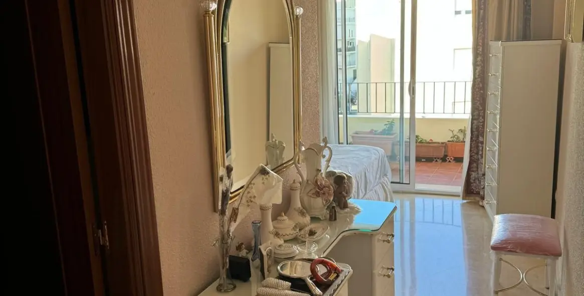 Venta de apartamento en planta media en Estepona 6